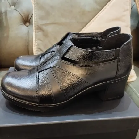 کفش زنانه چرم عطارد مدل چرم طبیعی کد SH252