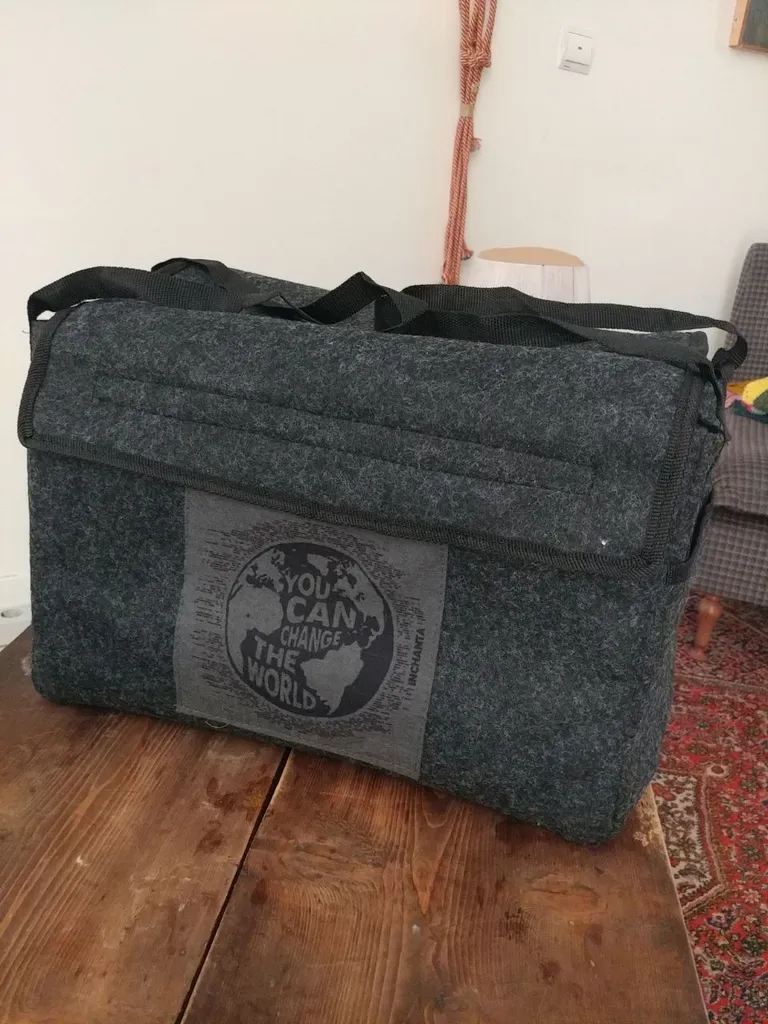 کیف  نظم دهنده صندوق عقب خودرو این چنتا مدل Earth به همراه سطل آشغال و جای دستمال کاغذی و دفترچه سرویس خودرو