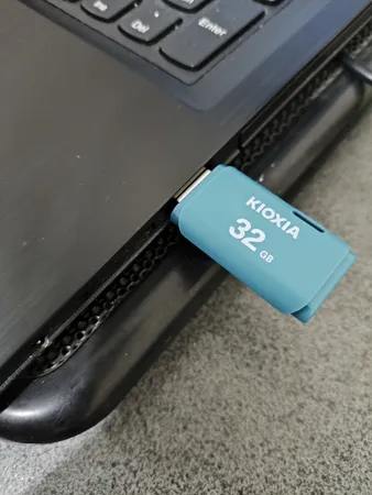 فلش مموری کیوکسیا مدل U202 ظرفیت 32 گیگابایت