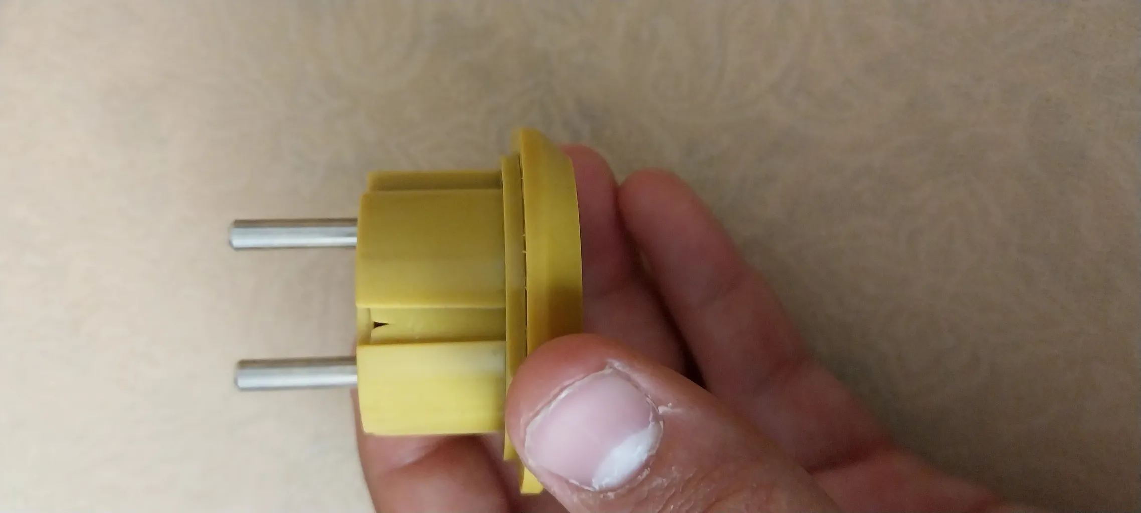 مبدل برق 3 به 2 آریو مدل A01