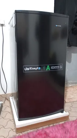 یخچال فریزر 9 فوت ایستکول مدل هتلی 2919، با ارتفاع 108، عمق 56 و پهنای 54 سانتی‌ متر، مصرف انرژی A، دارای 3 طبقه در یخچال و 1 طبقه در فریزر، دارای کندانسور مخفی