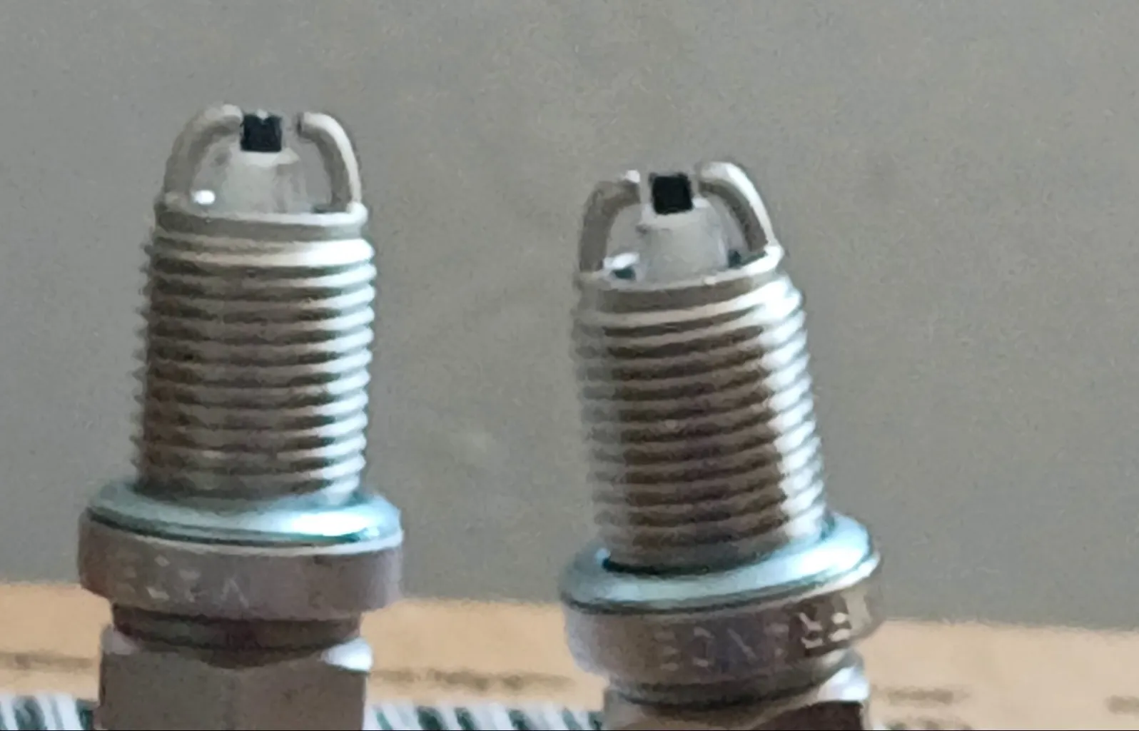 شمع خودرو اکیوم دو پلاتین مدل RFC42LZ2E بسته 4 عددی