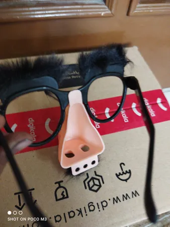 ابزار نمایشی دنیای سرگرمی های کمیاب طرح عینک سیبیل دار مدل DSK2809