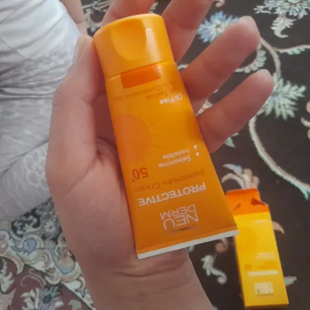 کرم ضدآفتاب بی‌رنگ نئودرم مدل Highly Protective SPF50، مناسب پوست‌های چرب تا مختلط، حجم 50 میلی‌لیتر