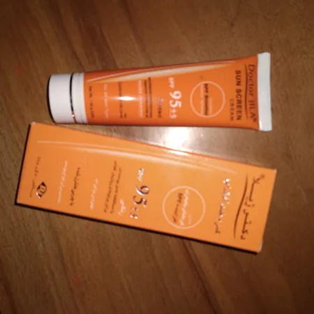 کرم ضدآفتاب رنگی دکتر ژیلا مدل DJ2 مناسب انواع پوست حجم 50 میلی لیتر