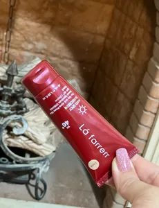 تجریه خرید کرم ضدآفتاب و ضدلک رنگی لافارر مدل SPF40-Light، مناسب پوست‌های چرب، حجم 40 میلی‌لیتر