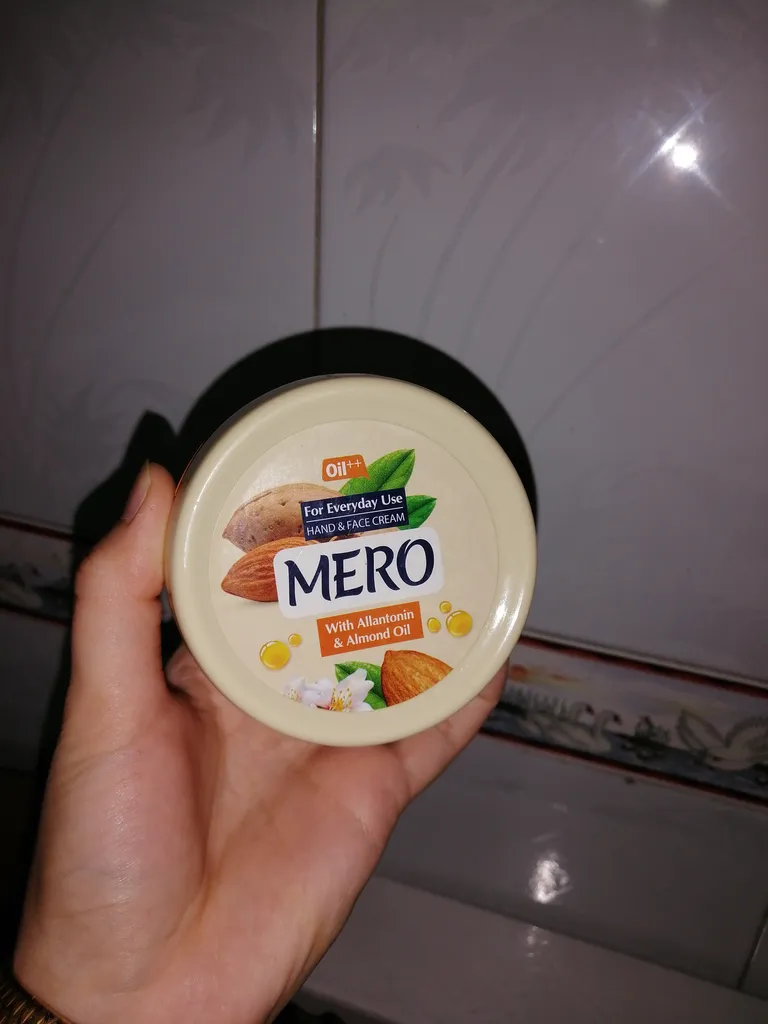 کرم مرطوب کننده مرو مدل بادام حجم ۱۴۰ میلی لیتر به همراه کرم مرطوب کننده مدل بادام حجم ۷۵ میلی لیتر