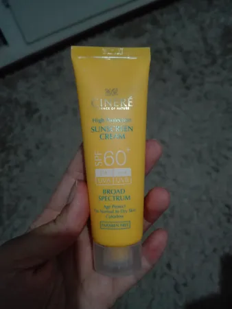 کرم ضدآفتاب بی‌رنگ سینره مدل SPF60 مناسب انواع پوست، حجم 50 میلی‌لیتر