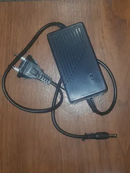 آداپتور 12 ولت 2 آمپر مدل SL-142 مناسب برای دوربین مداربسته