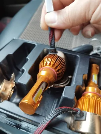 هدلایت لامپ خودرو D9 مدل H4 بسته 2 عددی