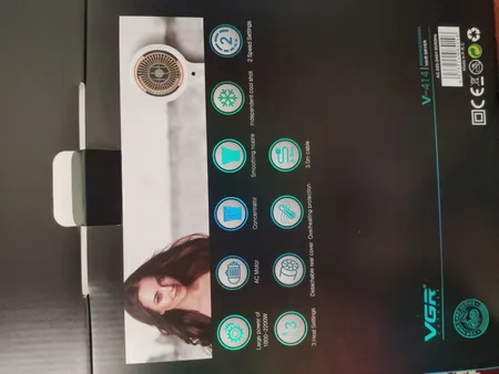 سشوار حرفه‌ای وی جی ار مدل V-414، موتور AC با توان مصرفی 2200 وات، دارای فناوری تولید یون، دارای حلقه آویختن، با حالت صاف‌کننده و حجم‌دهنده، وزن 802 گرم، تنظیم حرارت 3 حالته و کنترل سرعت 2 حالته، به همراه 3 عدد سری متمرکزکننده