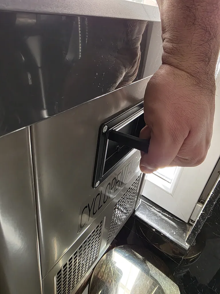 یخچال فریزر خودرو ایستکول مدل 4040