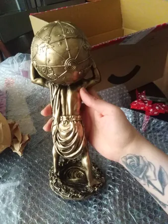 مجسمه آدم کره به دوش کد 020020051