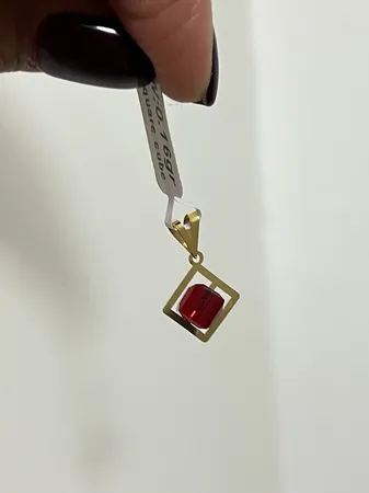 آویز گردنبند طلا 18 عیار زنانه ناریا مدل مکعب رنگ قرمز