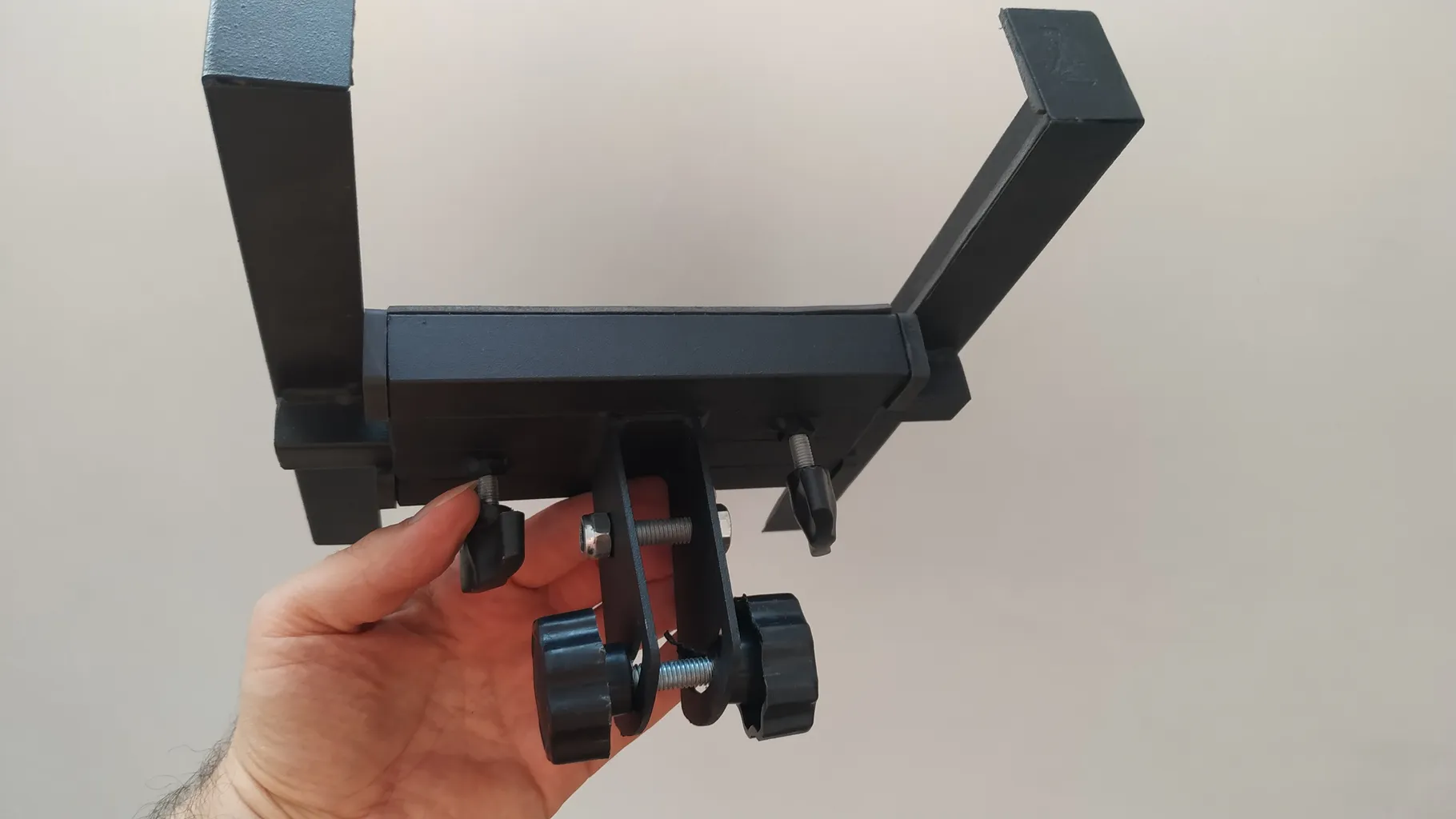 پایه پروژکتور پرتابل مدل سه پایه دار یک طبقه