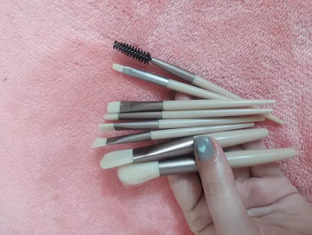 برس آرایشی مدل نئونی کد a-700 مجموعه 8 عددی