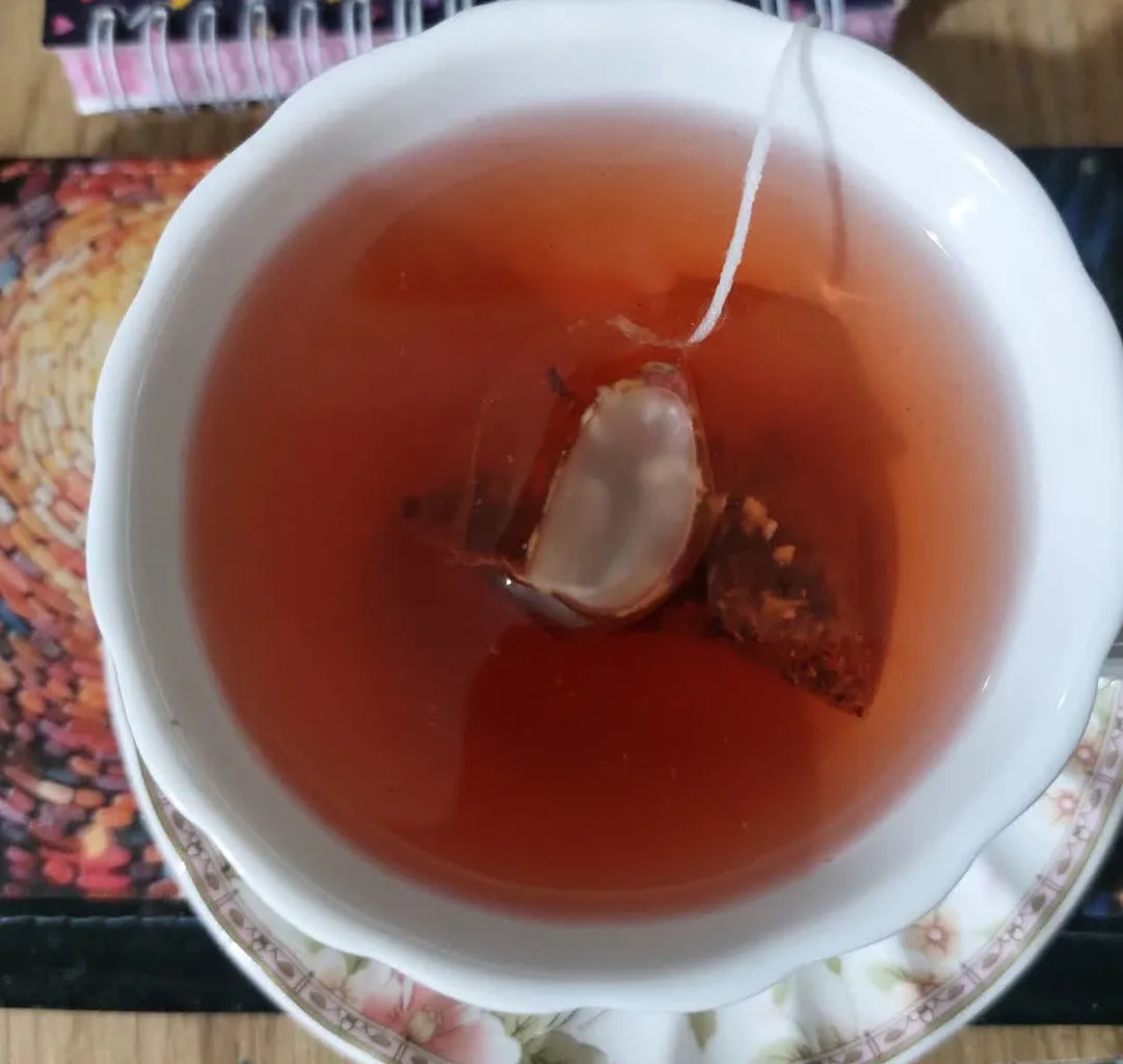 دمنوش دسر طعم دار با تکه های میوه توت فرنگی و وانیل فان تایم بسته 12 عددی