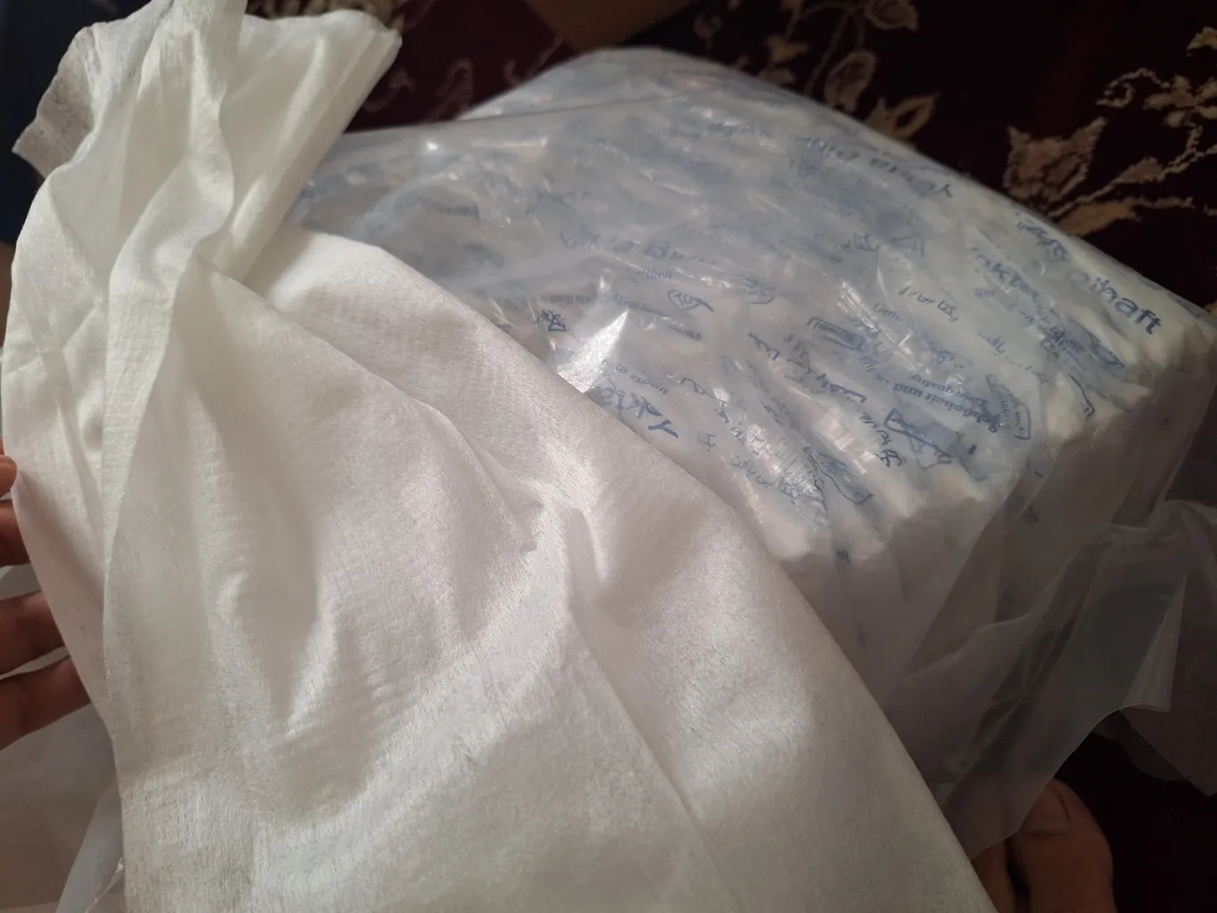 حوله یکبار مصرف یکتا بی بافت مدل G40 سایز 40×80 سانتی متر بسته 100 عددی