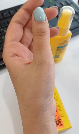 فلوئید ضد آفتاب بی‌رنگ سینره، 50 SPF، مدل PREBIOTIC، مناسب پوست‌های چرب با حجم 50 میلی‌لیتر، فاقد پارابن، محافظت‌کننده در برابر اشعه‌های UVA و PA ،UVB++++، دارای فرمولاسیون فاقد چربی و هیالورونیک اسید، با ماندگاری 2 ساعته