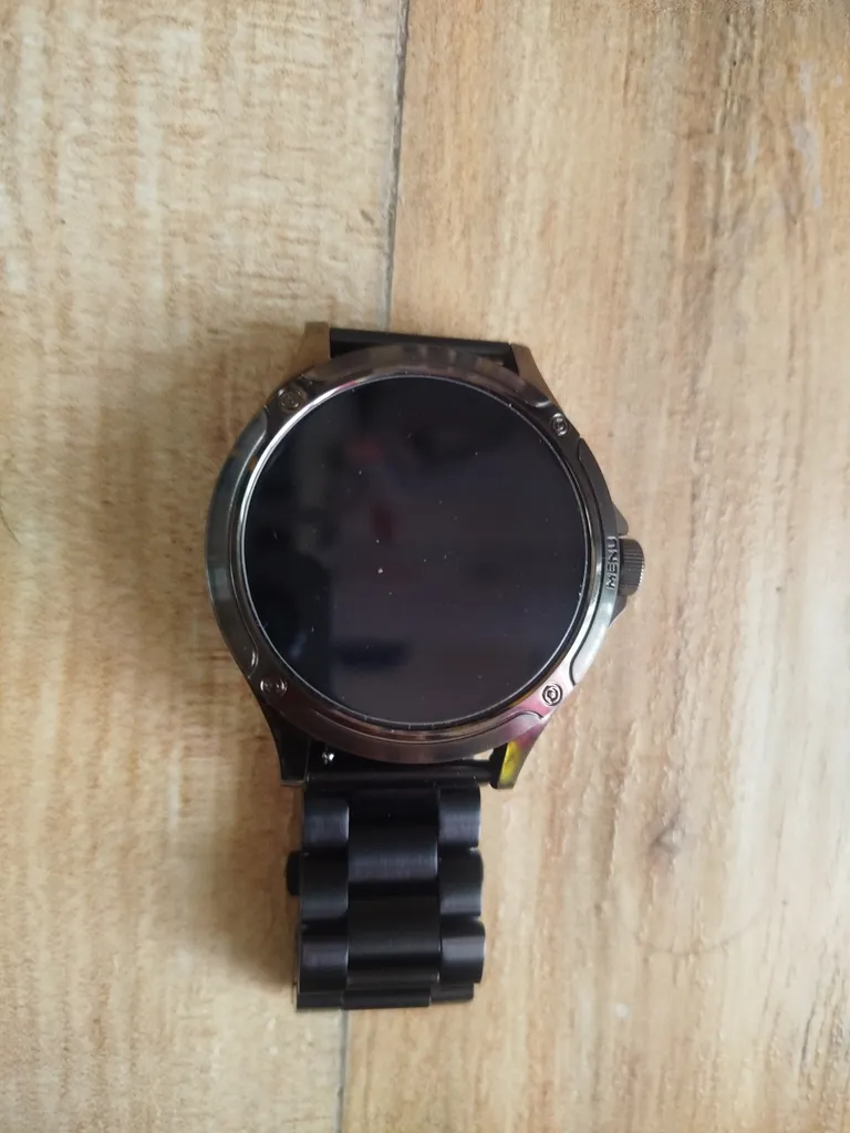 ساعت هوشمند تی سی اچ مدل TCH HD2 3D Hero2 دارای قابلیت های کنترل موسیقی (Music Player)، پشتیبانی از زبان فارسی در منو و سیستم‌عامل بند فلز