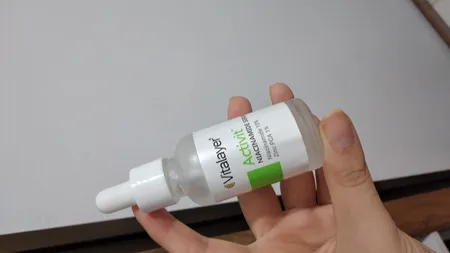 سرم آبرسان پوست ویتالیر مدل نیاسینامید مناسب برای پوست های دارای جوش حجم 30 میلی لیتر