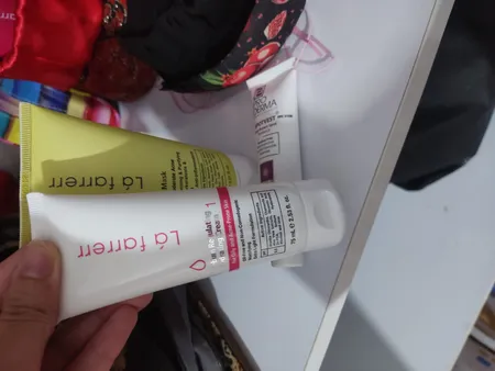 کرم کنترل‌کننده چربی و آبرسان لافارر مدل 01 مناسب پوستهای چرب و مستعد آکنه حجم 75 میلی‌لیتر