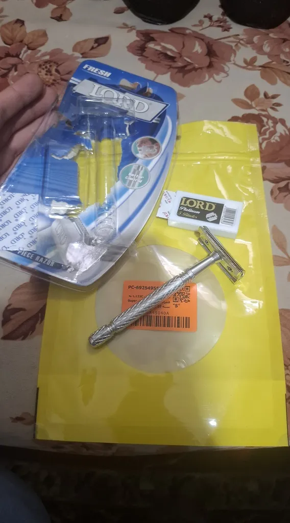 خود تراش لرد مدل L.122C به همراه تیغ یدک لرد مدل Super بسته 10 عددی