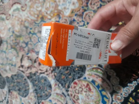 کرم ضدآفتاب بی‌رنگ درمالیفت مدل SPF50، مناسب پوست‌های چرب، حجم 40 میلی‌لیتر