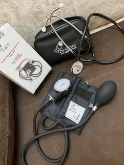 فشارسنج عقربه ای زنیت مد مدل ZTH-5001 به همراه گوشی طبی مدل ZTH-5001