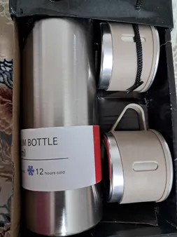 فلاسک مدل vacuum گنجایش 0.5 لیتر به همراه لیوان سفری بسته 3 عددی