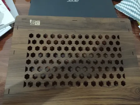 پایه نگهدارنده لپ تاپ آرسی مدل لانه زنبوری