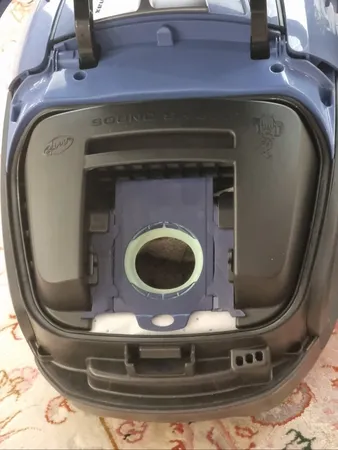 جاروبرقی 700 وات آ ا گ مدل  VX8-2-OKO