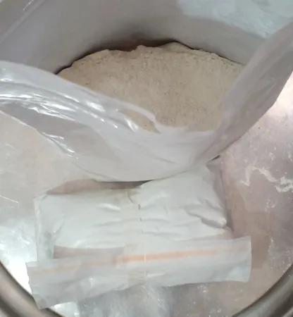 سیمان سفید کد 53 وزن 1 کیلوگرم به همراه پودر سنگ وزن 3 کیلوگرم