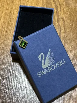 آویز گردنبند طلا 18 عیار زنانه ناریا مدل مکعب رنگ سبز