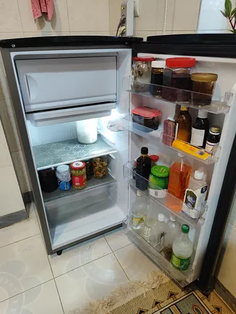 یخچال فریزر 9 فوت ایستکول مدل هتلی 2919، با ارتفاع 108، عمق 56 و پهنای 54 سانتی‌ متر، مصرف انرژی A، دارای 3 طبقه در یخچال و 1 طبقه در فریزر، دارای کندانسور مخفی