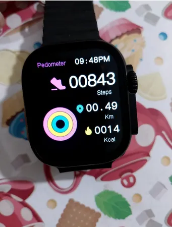 ساعت هوشمند جابون مدل ULTRA 9 دارای قابلیت‌های صفحه نمایش رنگی و لمسی، کنترل موسیقی، قابلیت مکالمه از طریق بلوتوث ، پشتیبانی از زبان فارسی در منو و سیستم‌عامل بند سیلیکون،