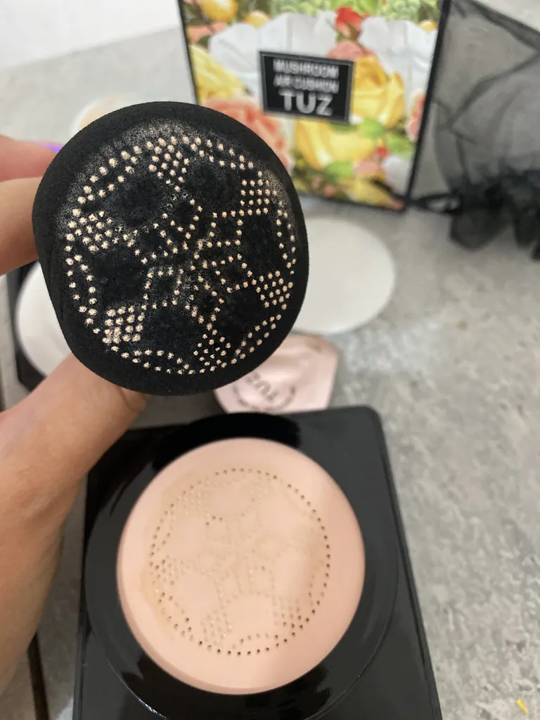 کوشن توز مدل گل رز شماره 01 به همراه پد آرایشی