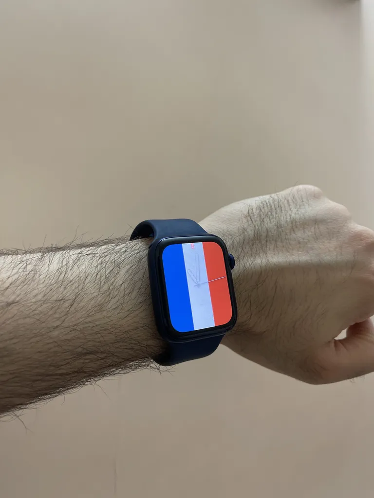 ساعت هوشمند اپل واچ سری 6 مدل 44mm Aluminum Case with Sport silicone Band، صفحه نمایش لمسی 1.78 اینچ با Retina LTPO OLED، سازگار با iPhone 6S به بالا و IOS 14 به بالا، قابلیت مکالمه از طریق بلوتوث، شمارنده ضربان قلب، شتاب‌سنج، گام‌شمار، باتری لیتیوم یونی