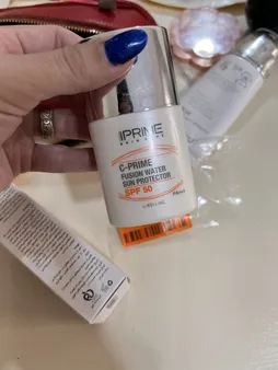 فلوئید ضد آفتاب رنگی پرایم، SPF 50، مدل فیوژن واتر، مناسب انواع پوست  با تنالیته روشن و حجم 40 میلی لیتر، محافظت‌کننده در برابر  اشعه‌های PA++++ ،UVA ،UVB، دارای فرمولاسیون فاقد چربی، ویتامین سی و آنتی اکسیدان، با ماندگاری 4 ساعته