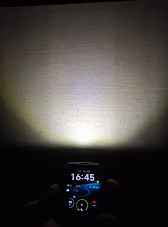 ساعت هوشمند بلک ویو مدل W60 دارای قابلیت‌ های صفحه نمایش رنگی، صفحه نمایش لمسی، کنترل ضربان قلب، بند سیلیکون