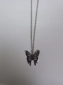 تجریه خرید گردنبند دخترانه مدل پلاک پروانه