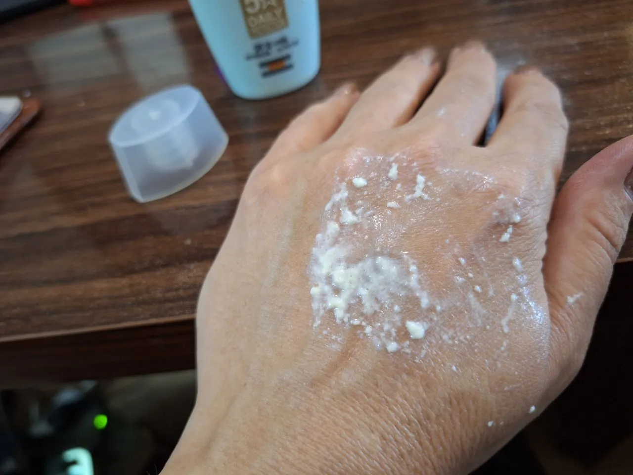 فلوئید ضدآفتاب بدون رنگ ایزدین SPF50 مدل Fusion Water Magic ‌مناسب انواع پوست، حجم 50 میلی‌لیتر