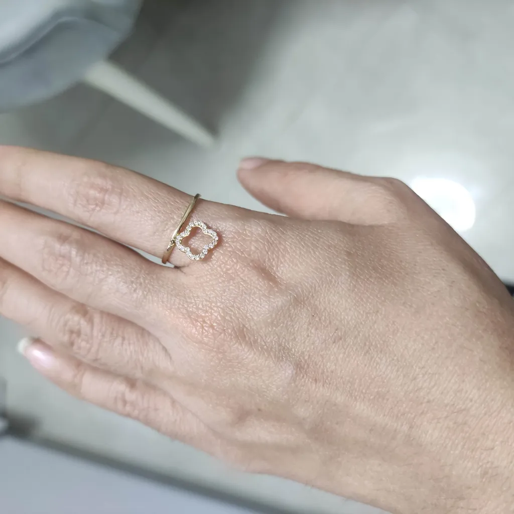 انگشتر طلا 18 عیار زنانه ماوی گالری مدل آویز ونکلیف نگینی