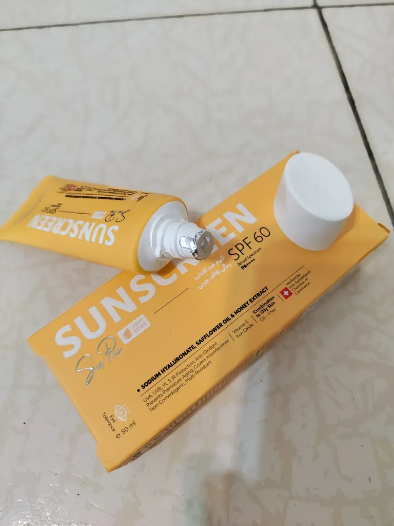 کرم ضد آفتاب رنگی سی گل SPF 60 مدل 908 ‌مناسب برای پوست چرب و مختلط حجم 50 میلی‌لیتر