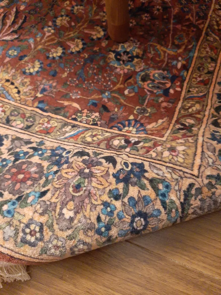 فرش ماشینی ۱۰۰۰ شانه محتشم زمینه زرشکی حاشیه نارنجی طرح سلطان آباد کد۹۰۰۴۰۹