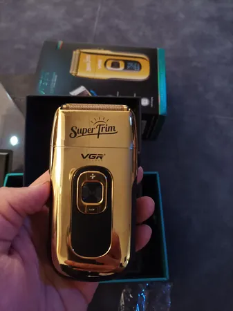 ماشین اصلاح موی صورت وی جی ار مدل V_332، اصلاح به صورت فویلی، صفر زن، منبع انرژی باتری قابل شارژ، تکنولوژی اصلاح به صورت برش چرخشی، به همراه برس تمیزکننده، جنس تیغه از استیل ضد زنگ