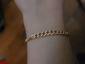 تجریه خرید دستبند زنجیری طلای کم اجرت 18 عیار زنانه ناریا مدل فیگارو