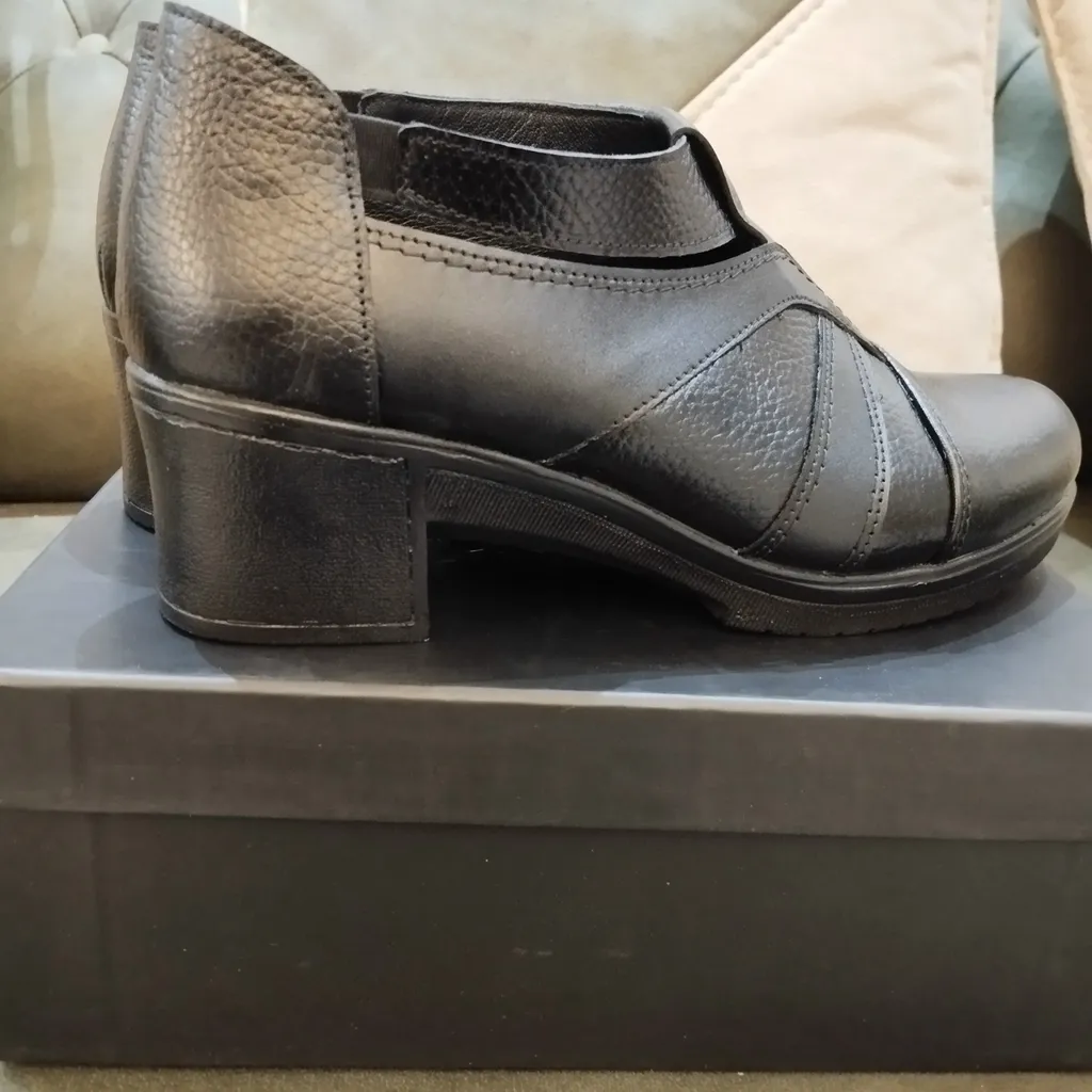 کفش زنانه چرم عطارد مدل چرم طبیعی کد SH252