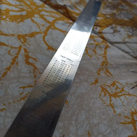 خط کش 30 سانتی متری مدل فلزی کد 001