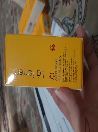 کرم ضدآفتاب و ضدلک بی‌رنگ لافارر مدل SPF30، مناسب پوست‌های خشک و معمولی، حجم 40 میلی‌لیتر